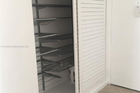 Condo in Miami, Florida, 1 bedroom  № 1927128 - photo 27