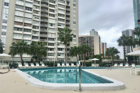 Condo in Miami, Florida, 1 bedroom  № 1927128 - photo 24