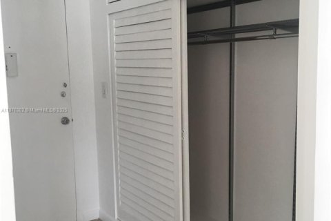 Condo in Miami, Florida, 1 bedroom  № 1927128 - photo 9