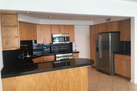 Condo in Miami, Florida, 1 bedroom  № 1927128 - photo 4