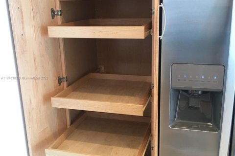 Condo in Miami, Florida, 1 bedroom  № 1927128 - photo 15