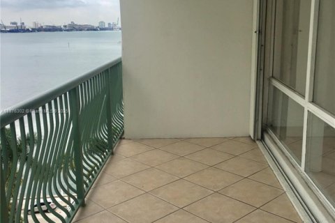 Condo in Miami, Florida, 1 bedroom  № 1927128 - photo 3