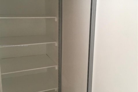 Condo in Miami, Florida, 1 bedroom  № 1927128 - photo 26