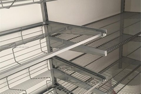 Condo in Miami, Florida, 1 bedroom  № 1927128 - photo 10