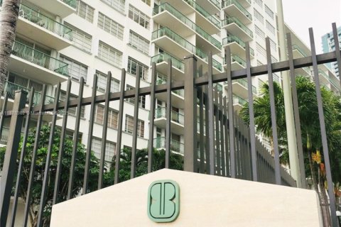 Condo in Miami, Florida, 1 bedroom  № 1927128 - photo 2