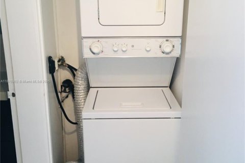 Condo in Miami, Florida, 1 bedroom  № 1927128 - photo 21