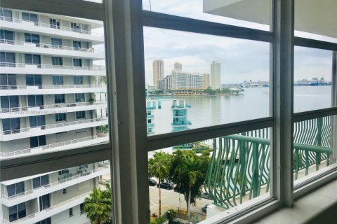 Condo in Miami, Florida, 1 bedroom  № 1927128 - photo 20