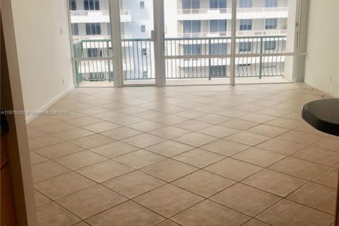Condo in Miami, Florida, 1 bedroom  № 1927128 - photo 14