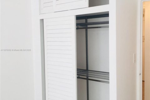 Condo in Miami, Florida, 1 bedroom  № 1927128 - photo 17