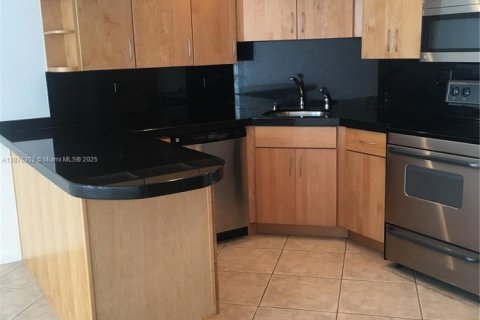 Condo in Miami, Florida, 1 bedroom  № 1927128 - photo 6