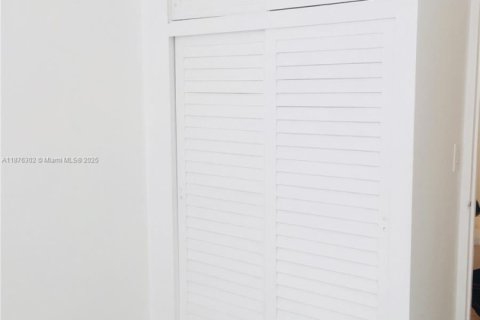Condo in Miami, Florida, 1 bedroom  № 1927128 - photo 18