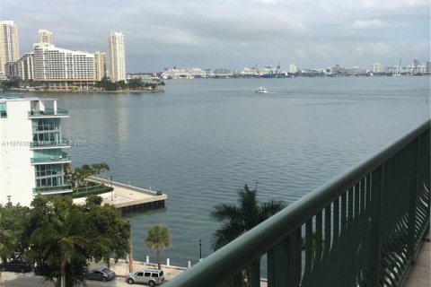 Condo in Miami, Florida, 1 bedroom  № 1927128 - photo 1