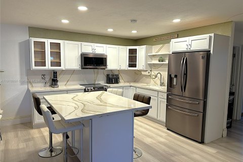 Commercial property in Sunrise, Florida 255.3 sq.m. № 1971983 - photo 1