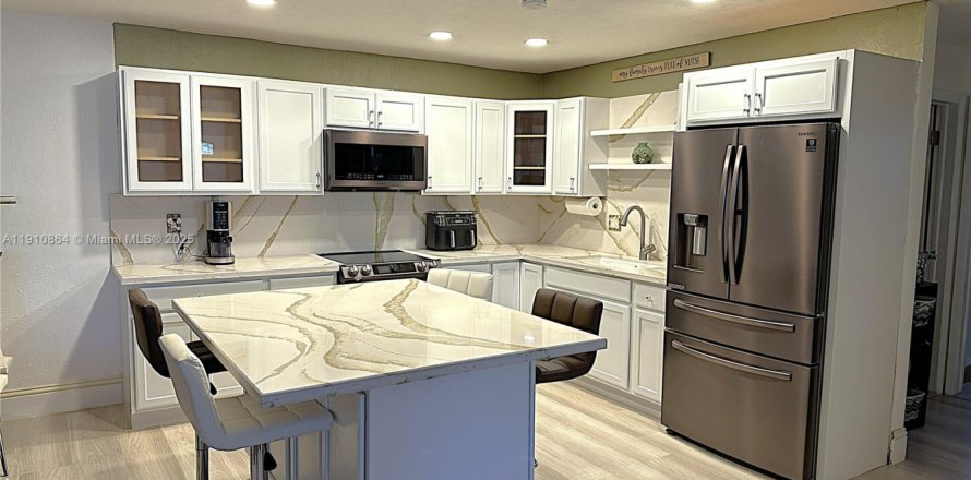 Commercial property in Sunrise, Florida 255.3 sq.m. № 1971983