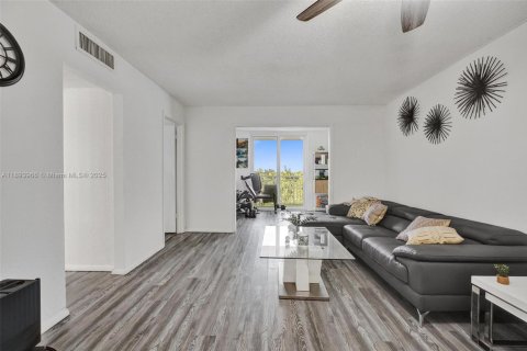 Купить кондоминиум в Майами, Флорида 1 спальня, 65.96м2, № 1949222 - фото 26