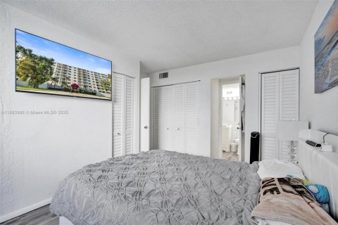 Купить кондоминиум в Майами, Флорида 1 спальня, 65.96м2, № 1949222 - фото 22