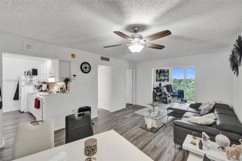 Купить кондоминиум в Майами, Флорида 1 спальня, 65.96м2, № 1949222 - фото 24