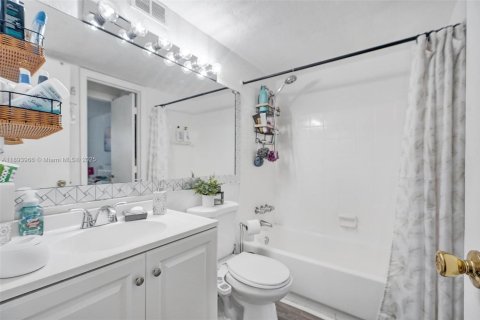 Купить кондоминиум в Майами, Флорида 1 спальня, 65.96м2, № 1949222 - фото 17