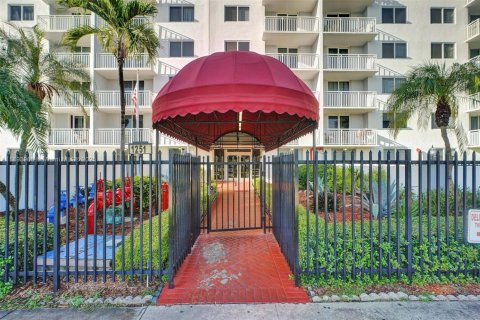 Купить кондоминиум в Майами, Флорида 1 спальня, 65.96м2, № 1949222 - фото 6