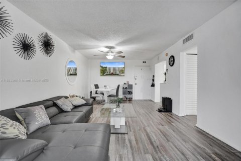 Купить кондоминиум в Майами, Флорида 1 спальня, 65.96м2, № 1949222 - фото 28