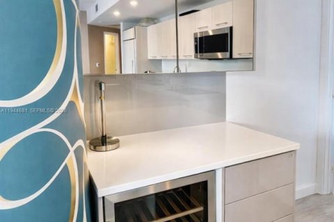 Condo in Miami, Florida, 2 bedrooms  № 2001124 - photo 5
