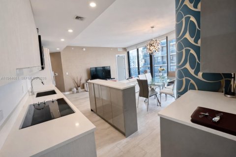 Condo in Miami, Florida, 2 bedrooms  № 2001124 - photo 2