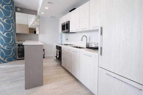 Condo in Miami, Florida, 2 bedrooms  № 2001124 - photo 3