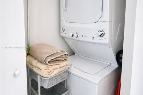 Condo in Miami, Florida, 2 bedrooms  № 2001124 - photo 12