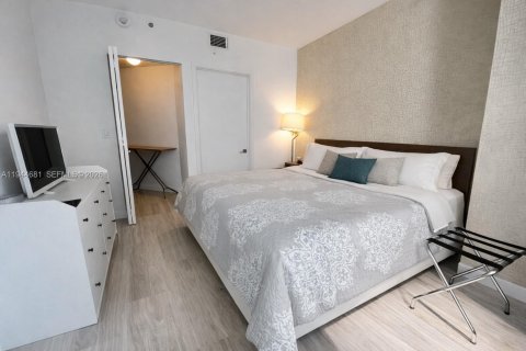 Condo in Miami, Florida, 2 bedrooms  № 2001124 - photo 9