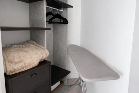 Condo in Miami, Florida, 2 bedrooms  № 2001124 - photo 11