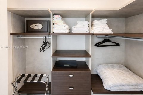 Condo in Miami, Florida, 2 bedrooms  № 2001124 - photo 7