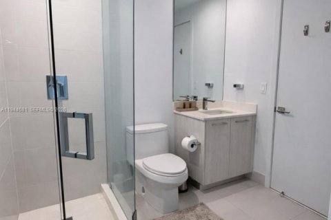 Condo in Miami, Florida, 2 bedrooms  № 2001124 - photo 10