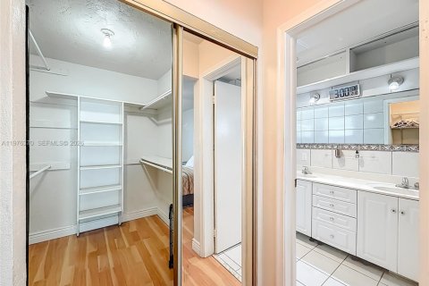 House in Miramar, Florida 4 bedrooms, 216.93 sq.m. № 2040483 - photo 13