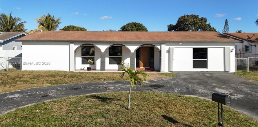 House in Miramar, Florida 4 bedrooms, 216.93 sq.m. № 2040483