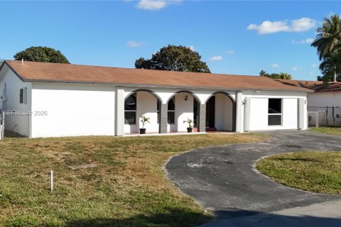 House in Miramar, Florida 4 bedrooms, 216.93 sq.m. № 2040483 - photo 2