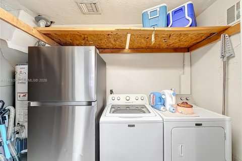 House in Miramar, Florida 4 bedrooms, 216.93 sq.m. № 2040483 - photo 29