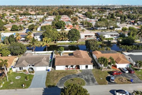 House in Miramar, Florida 4 bedrooms, 216.93 sq.m. № 2040483 - photo 6