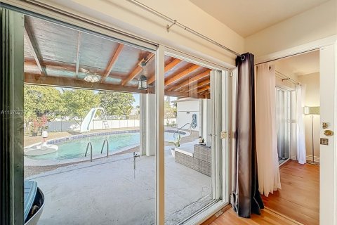 House in Miramar, Florida 4 bedrooms, 216.93 sq.m. № 2040483 - photo 11