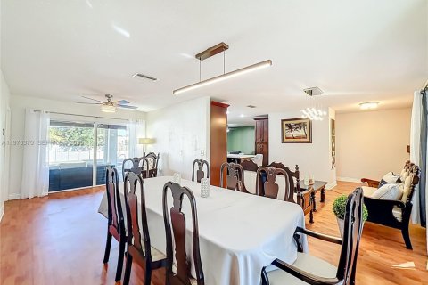 House in Miramar, Florida 4 bedrooms, 216.93 sq.m. № 2040483 - photo 8