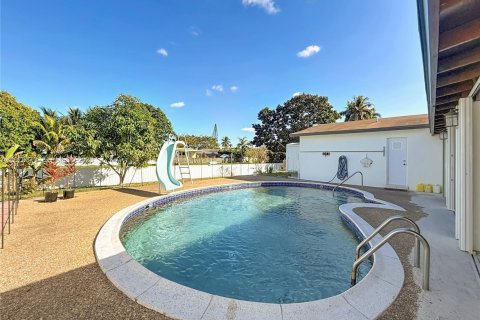 House in Miramar, Florida 4 bedrooms, 216.93 sq.m. № 2040483 - photo 3