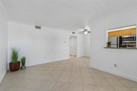 Condo in Saint Pete Beach, Florida, 1 bedroom № 2207458 - photo 9