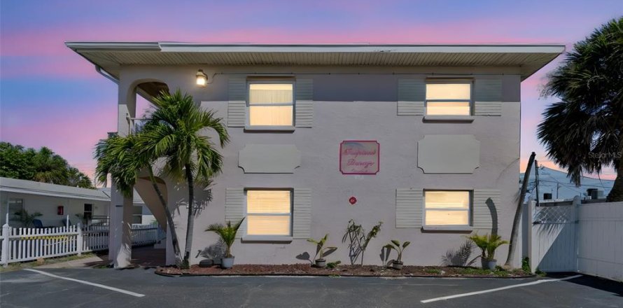 Condo in Saint Pete Beach, Florida, 1 bedroom № 2207458
