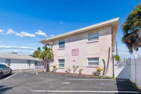 Condo in Saint Pete Beach, Florida, 1 bedroom № 2207458 - photo 30