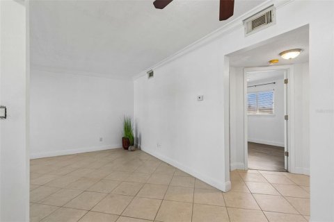 Condo in Saint Pete Beach, Florida, 1 bedroom № 2207458 - photo 15