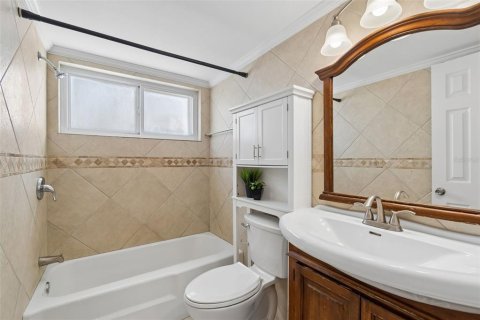 Condo in Saint Pete Beach, Florida, 1 bedroom № 2207458 - photo 27