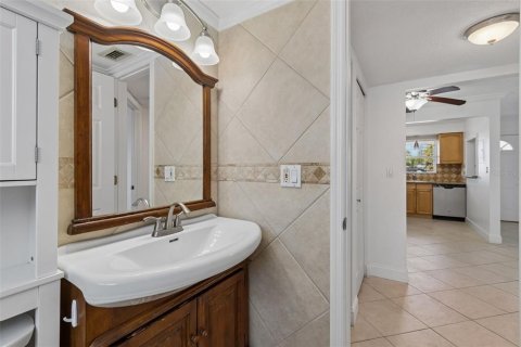 Condo in Saint Pete Beach, Florida, 1 bedroom № 2207458 - photo 29