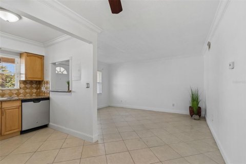 Condo in Saint Pete Beach, Florida, 1 bedroom № 2207458 - photo 14