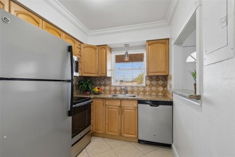 Condo in Saint Pete Beach, Florida, 1 bedroom № 2207458 - photo 16