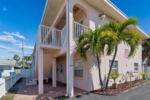 Condo in Saint Pete Beach, Florida, 1 bedroom № 2207458 - photo 3