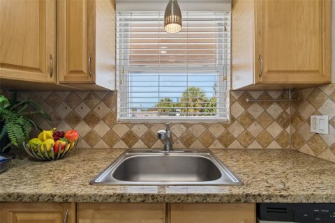 Condo in Saint Pete Beach, Florida, 1 bedroom № 2207458 - photo 18